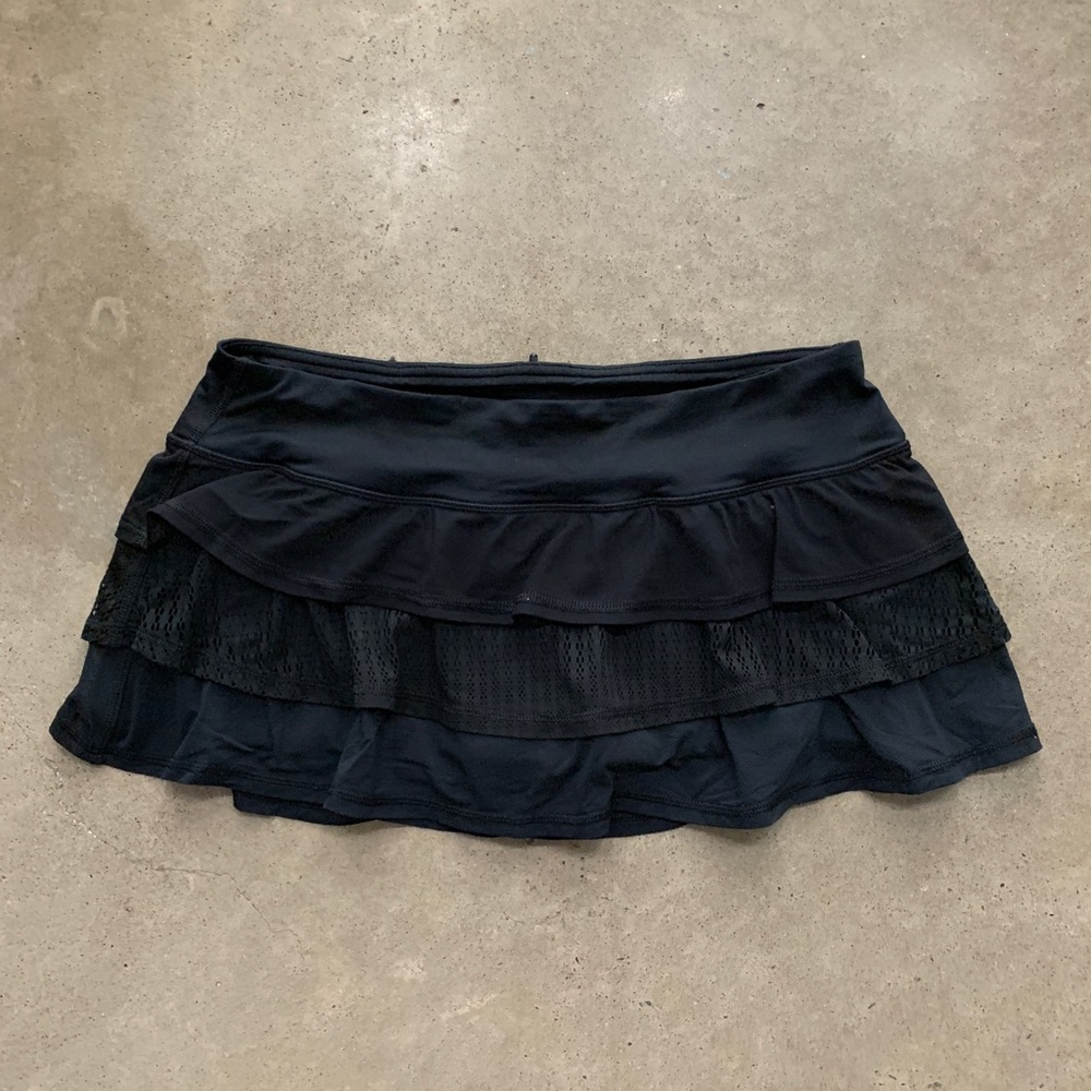 Lululemon black ruffle tennis skirt, size 6.